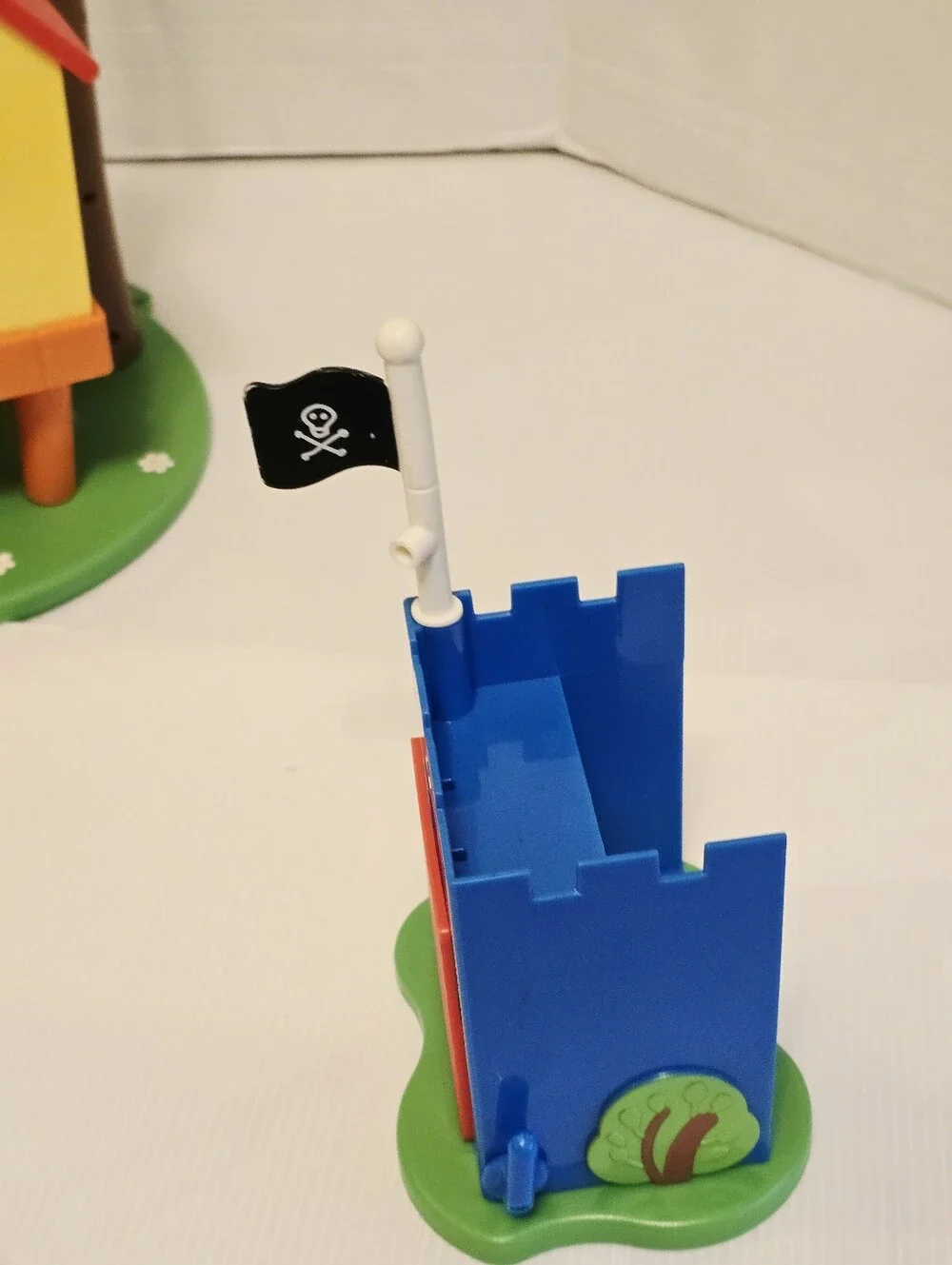 Peppa Pig’s Treehouse & George Fort Treehouse READ